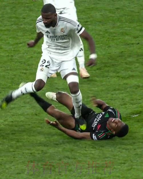 皇马天才又玩犯罪式过人!裁判未判点球 安帅暴怒 皇马天才又玩犯罪式过人!裁判未判点球 安帅暴怒